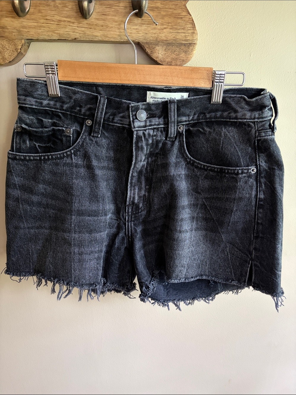Abercrombie mid rise boyfriend short size 6